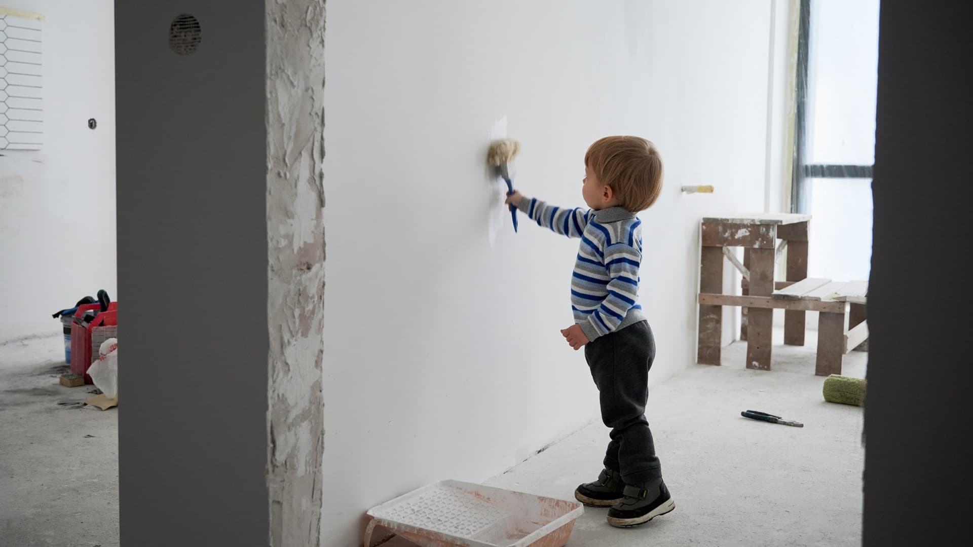 <p data-block-key="j9kq2">Lapsen osallistuminen remonttiin voi olla hauskaa ja opettavaista – esimerkiksi seinän maalaaminen yhdessä tuo iloa, vastuuta ja yhteisiä muistoja. (Kuva: Envato)</p>
