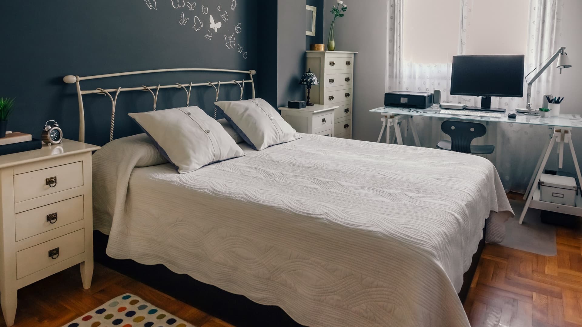 <p data-block-key="oalwp">Makuuhuone, jossa jokainen yksityiskohta on tarkkaan harkittu, luo viihtyisän kokonaisuuden. (Kuva: Envato)</p>