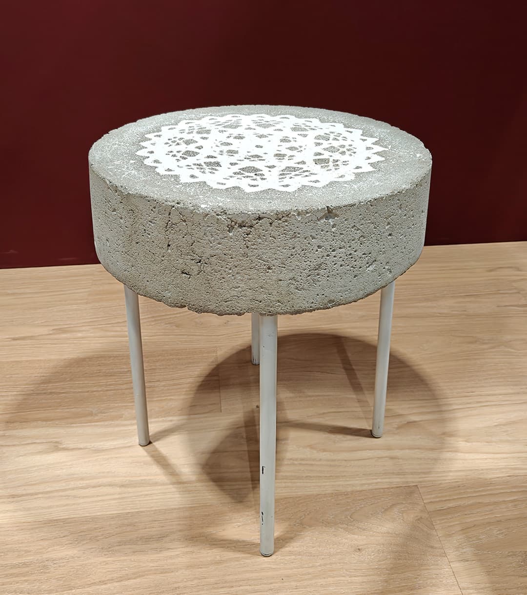 <p data-block-key="1vsw0">Ellen Jokikunnas: Rouhea betonijakkara tuo sisustukseen käsityön tuntua ja esine voi jäädä tilan mieleenpainuvimmaksi yksityiskohdaksi. (Kuva Sari Nieminen)</p>