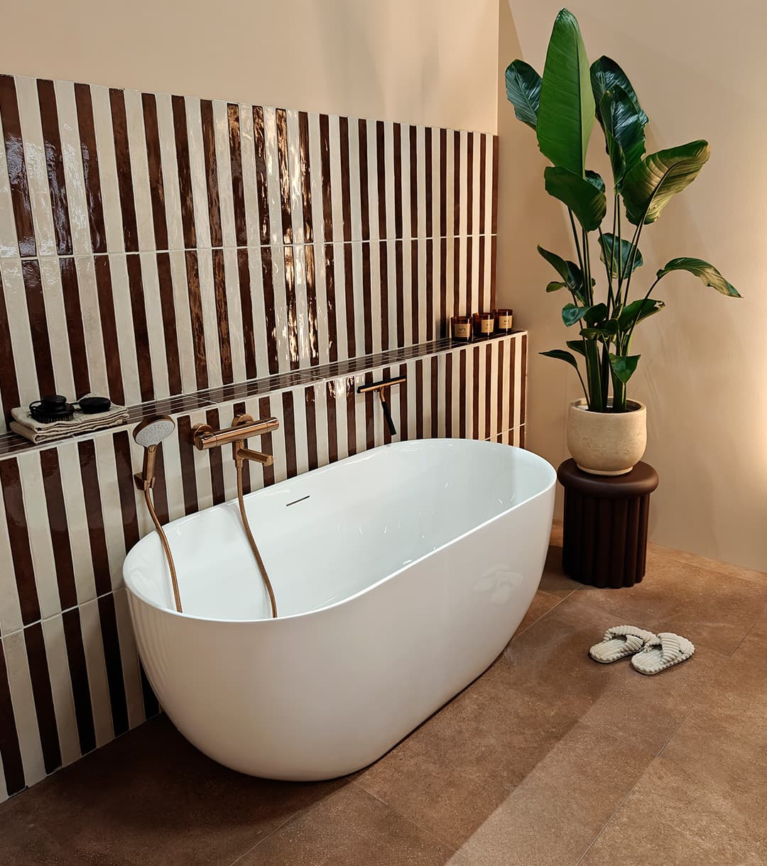 <p data-block-key="nxw1i">Kylpytilassa voimakkaat raidat, lämpimät metallisävyt ja suuret kasvit rakentavat italialaista lomatunnelmaa. (Kuva Sari Nieminen)</p>
