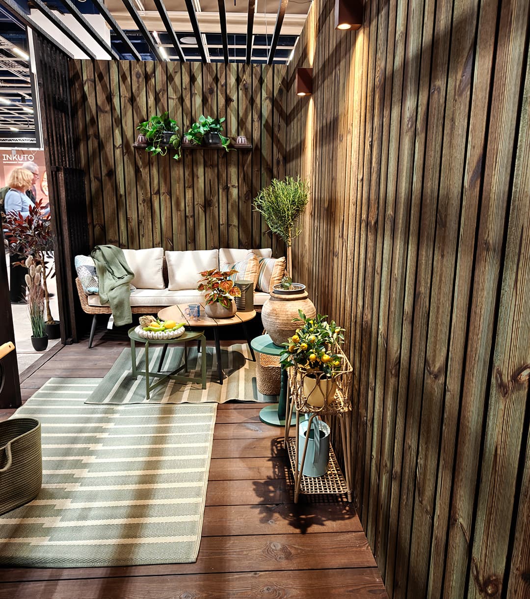 <p data-block-key="fmygf">Lämpimät puunsävyt kalustus tekevät terassista kutsuvan jatkeen sisätiloille. (Kuva Sari Nieminen)</p>