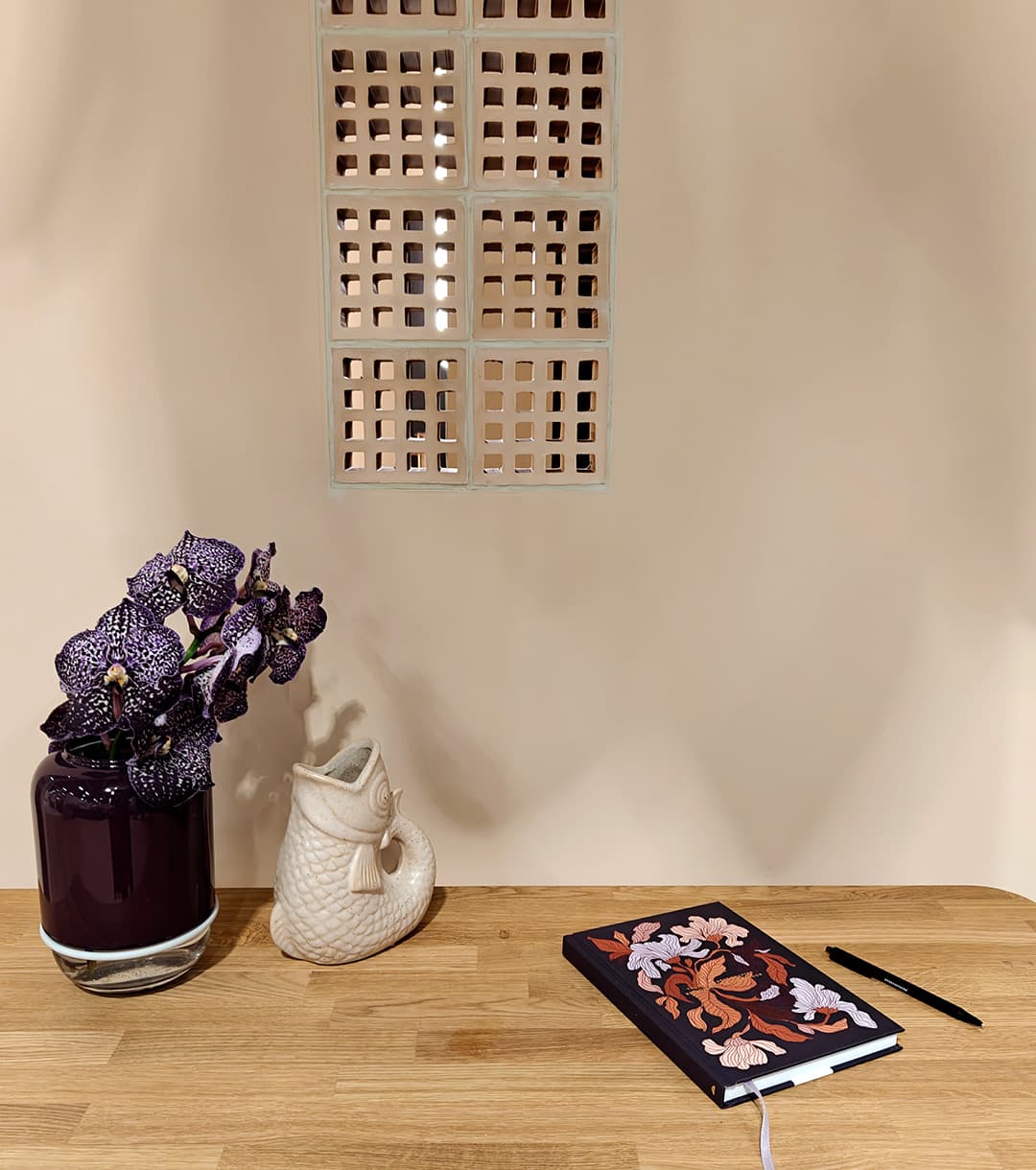 <p data-block-key="dly7u">Pienissä esineissä näkyvät maanläheiset sävyt ja seinän terrakottalaatat yhdistävät sisustuksen Ellenille rakkaaseen Italiaan. (Kuva Sari Nieminen)</p>