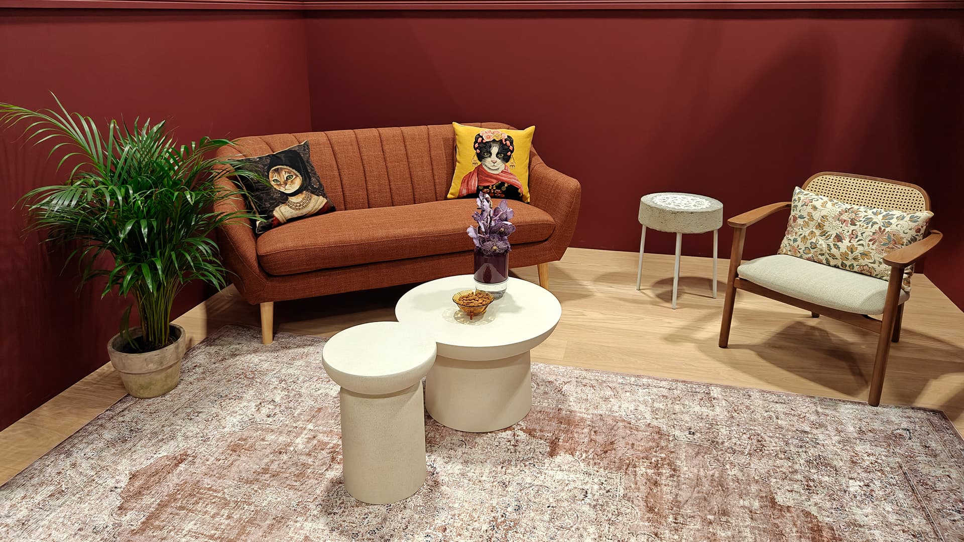 <p data-block-key="k6m6i">Syvä punaruskea seinä, klassiset huonekalut ja leikittelevät tekstiilit huokuvat nostalgiaa. (Kuva Sari Nieminen)</p>