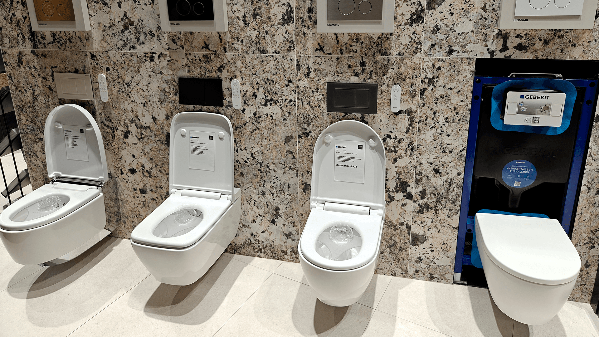 <p data-block-key="832ud">Geberit AquaClean -pesu-wc-istuimia esillä Habitare-messuilla. Eri mallit tarjoavat vesipesun lisäksi erilaisia mukavuustoimintoja, kuten lämmitetyn istuinrenkaan, hajunpoiston ja lämminilmakuivauksen. (Kuva Sari Nieminen)</p>