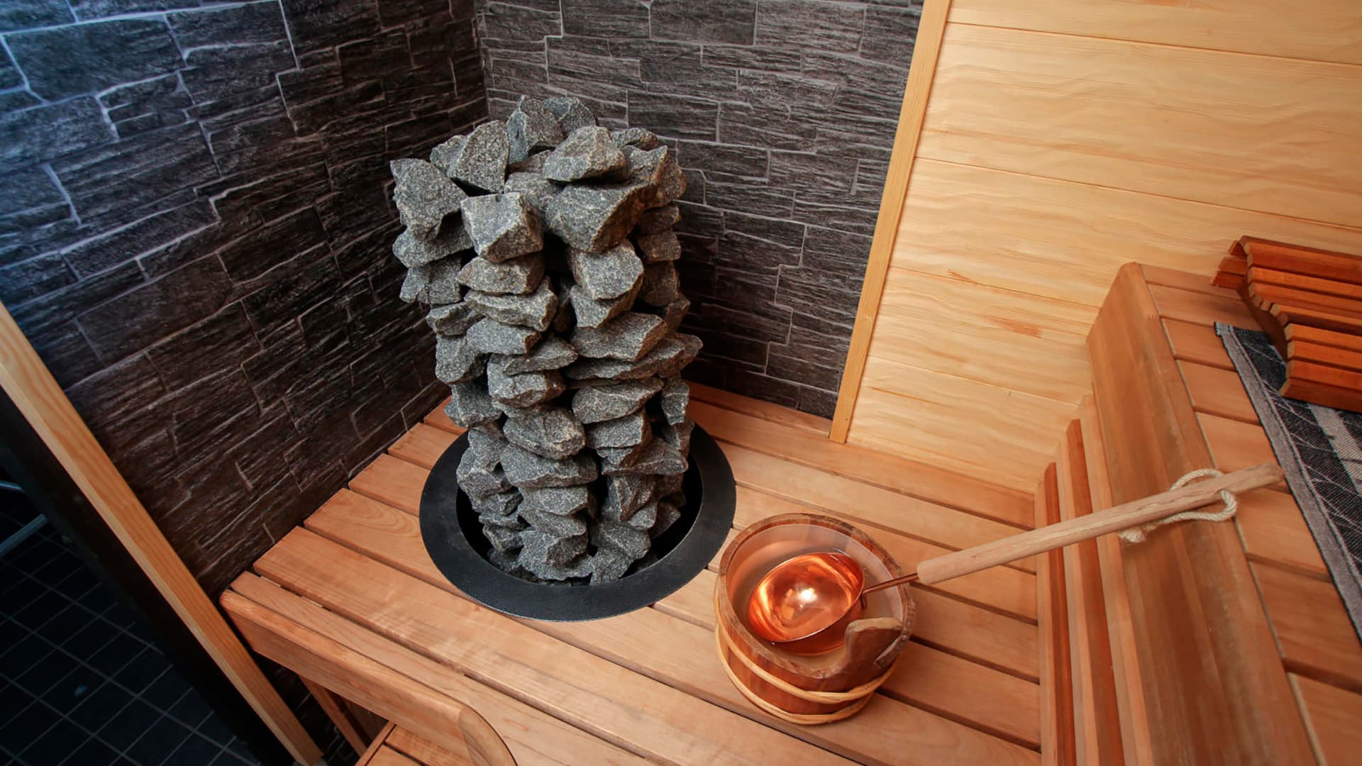 <p data-block-key="rrymf">Designkiuas Rakka on saatavilla kolmessa eri teholuokassa, ja näin ollen soveltuu niin pieniin kuin suurempiinkin saunoihin. Rakan voi joko asentaa vapaaseen tilaan, tai upottaa lauderakenteeseen. Rakka on saatavana WiFi-kiukaana.</p>