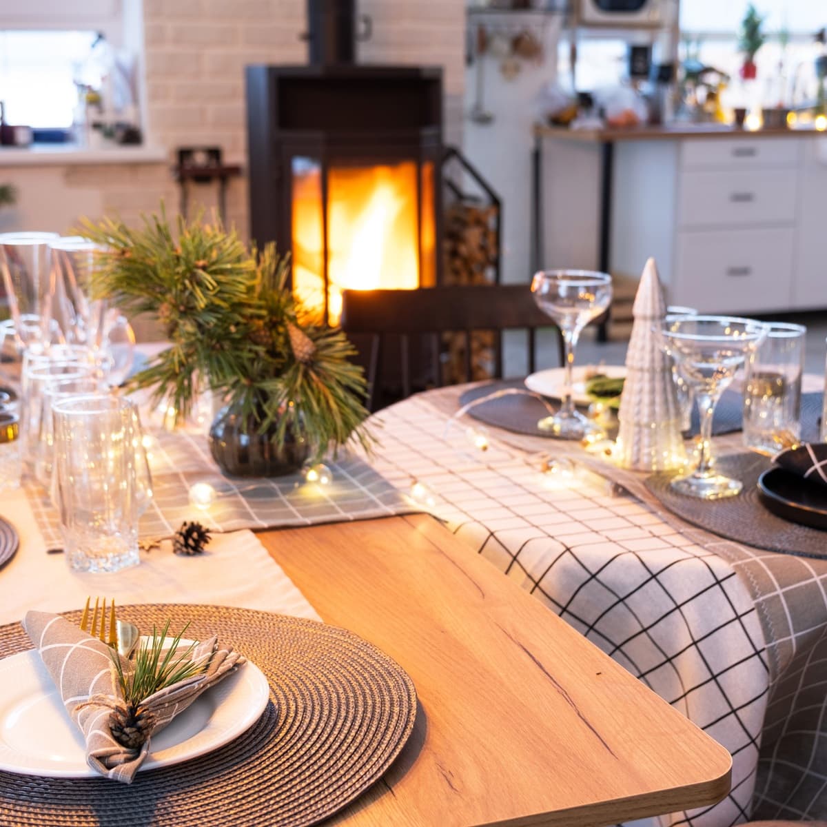 <p data-block-key="xwgve">Pienet yksityiskohdat – kuten valot, luonnonmateriaalit ja havut – luovat mökille rauhallisen ja kutsuvan jouluilmeen. (Kuva: Envato)</p>