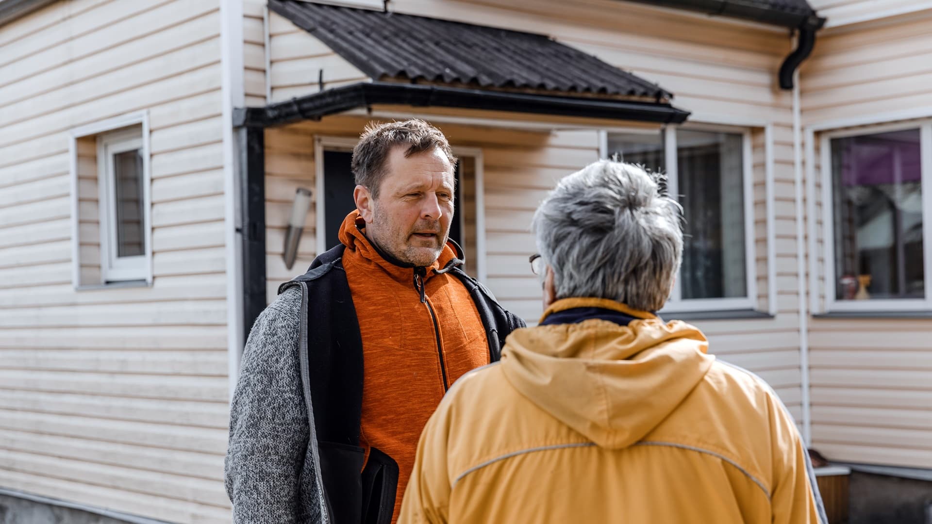 <p data-block-key="qvj7z">Kattotarkastus käynnissä – keväthuollolla ehkäiset vuodot ja rakenteiden vauriot. (Kuva: Envato)</p>