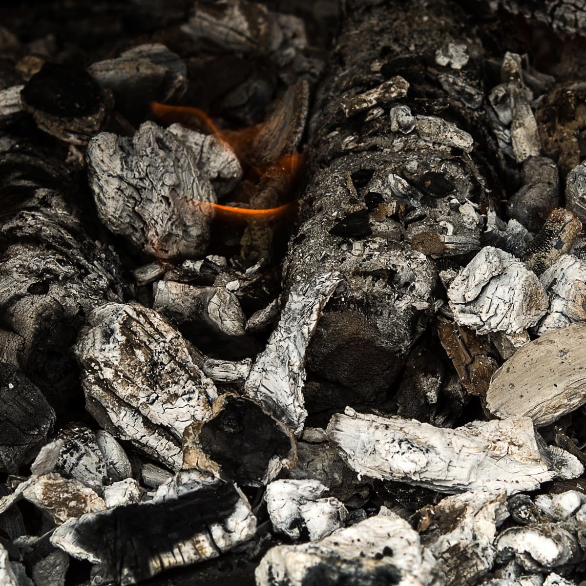 <p data-block-key="w2mmj">Hiilen palaminen tuottaa häkää eli hiilimonoksidia, jos palaminen on epätäydellistä. Tämän näkymättömän vaaran voi estää huolellisella tulisijan käytöllä ja säännöllisellä nuohouksella. (Kuva: Envato)</p>