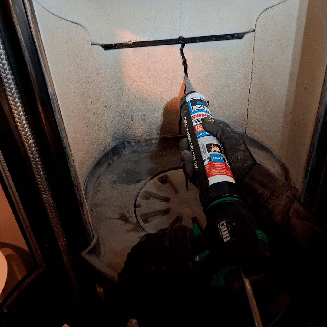 <p data-block-key="g6zn9">Pursota halkeamaan palonkestävää tulisijamassaa, kuvassa Bison Tulikitti (Kuva Sari Nieminen)</p>