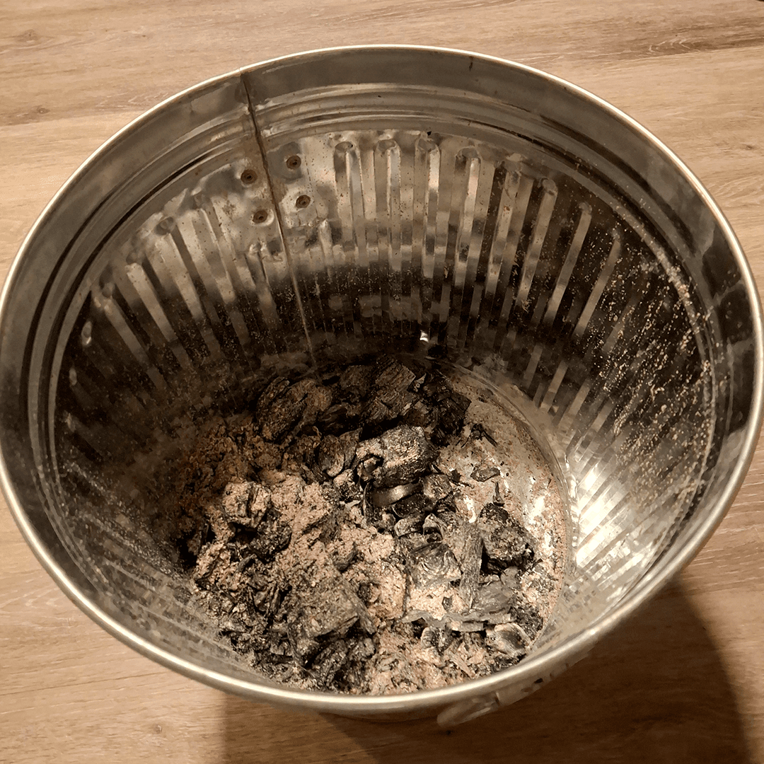 <p data-block-key="33k7e">Tyhjennä tuhkat ja siivoa tulipesä, jotta paikkausmassa tarttuu pintaan. (Kuva Sari Nieminen)</p>