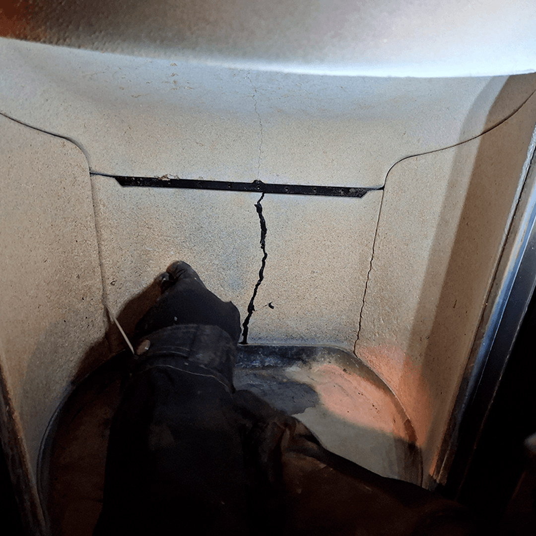 <p data-block-key="mc1m9">Paina halkeaman reunat kevyesti yhteen ja muotoile sauma tiiviiksi. (Kuva Sari Nieminen)</p>