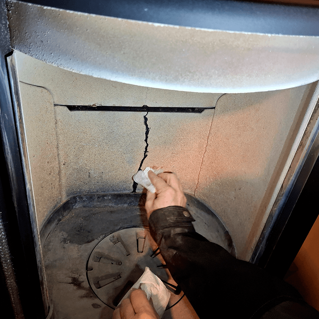 <p data-block-key="gs49g">Pyyhi ylimääräinen massa pois ennen kovettumista, jotta lopputulos jää siistiksi. (Kuva Sari Nieminen)</p>