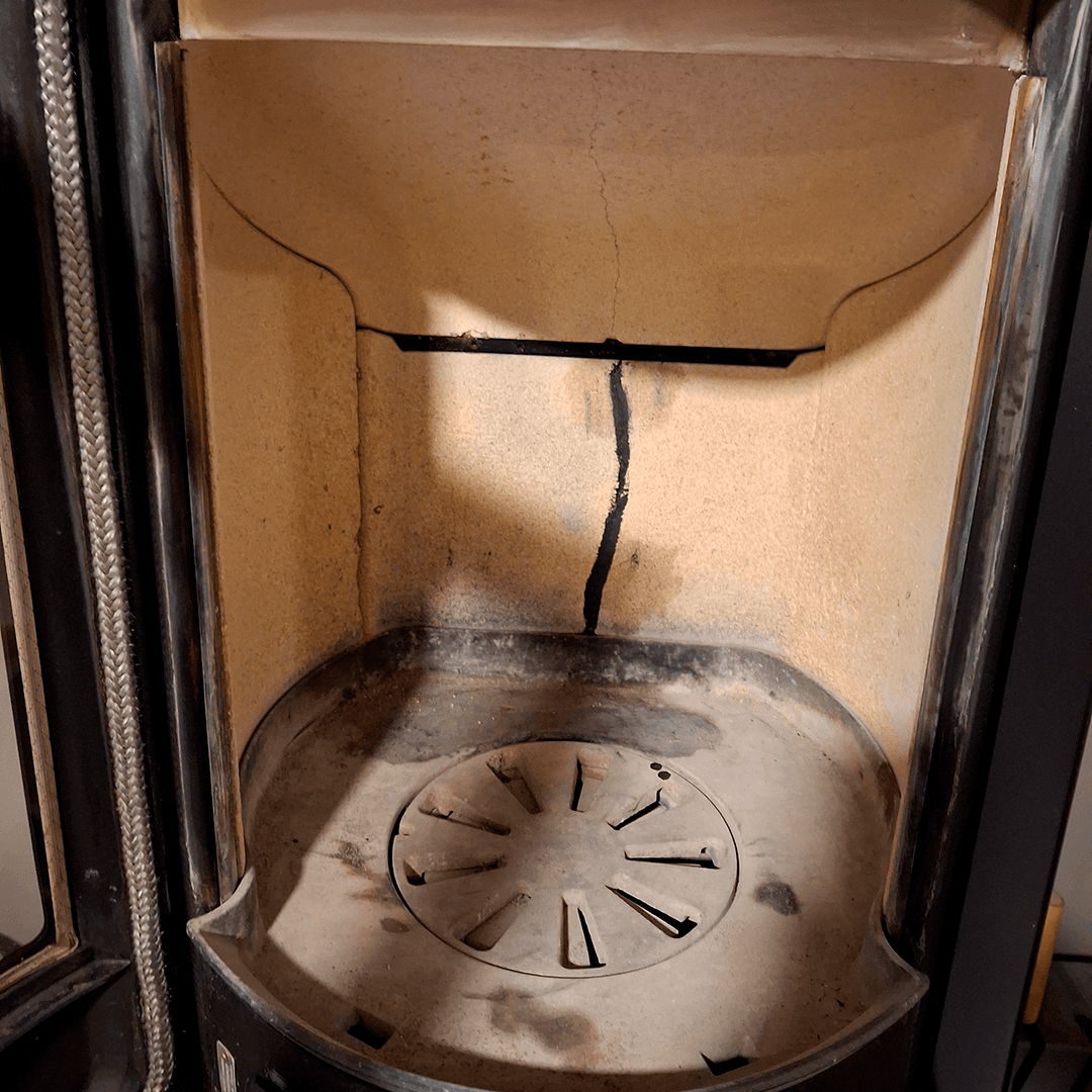 <p data-block-key="u7x9a">Valmis paikkaus näkyy yhtenäisenä saumauksena halkeaman kohdalla. (Kuva Sari Nieminen)</p>