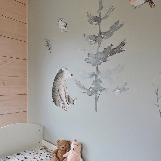 Kastellin hirsi ja pesäpuu rakennuksen makuuhuonetta somistaa näyttävä ja lapsille suunnattu tapetointi, mutta koska värimaailma on hillitty niin se sopii muuhun kokonaisuuten.