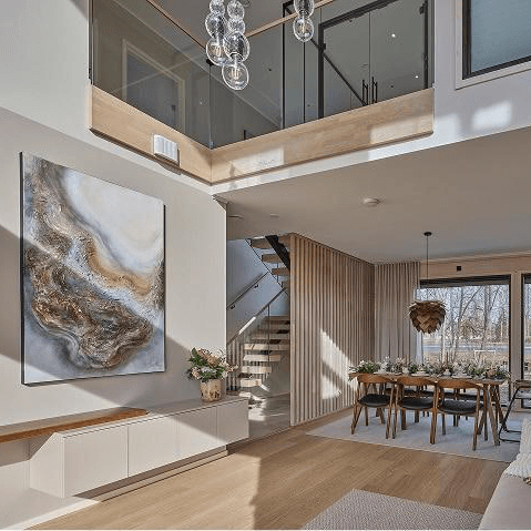 Kastellin hirsirakennuksen sisustan päävärinä on beige ja se sopii todella hyvin yhteen valkoisen ja ruskean elementtien kanssa. Huone on sisustettu avarasti mutta käytännöllisesti.