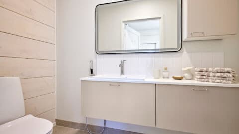 <p data-block-key="ukf9s">WC-tilassa yhdistyvät moderni ilme, käytännöllisyys ja harmoninen värimaailma.</p>