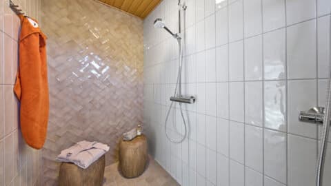 <p data-block-key="fynh3">Suihkutiloissa korostuvat hotellimainen tunnelma, luonnonmateriaalit ja ajattomat sävyt.</p>