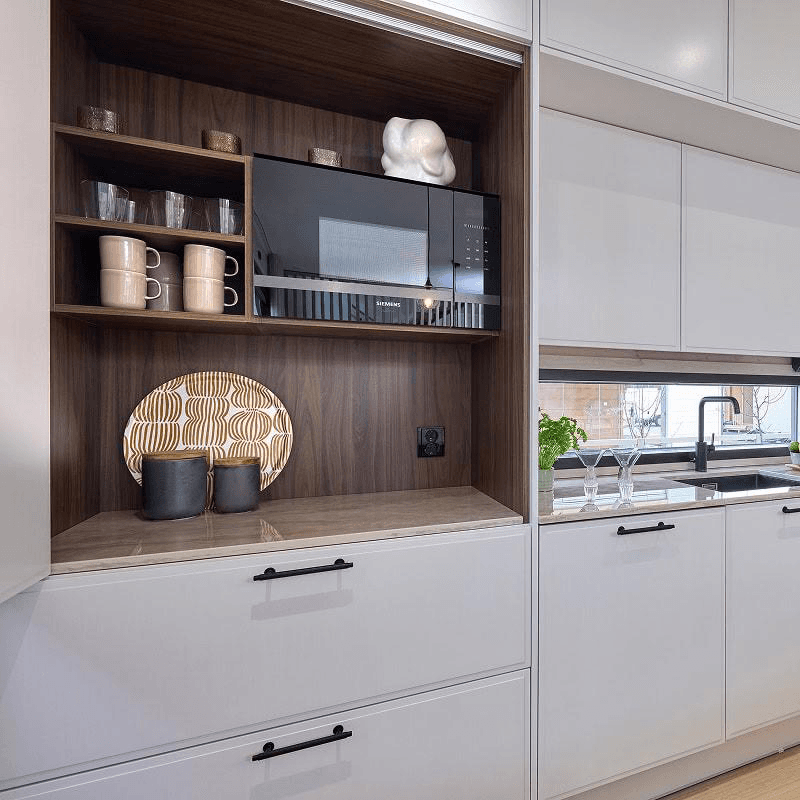 Keittiön valkoisen kiiltävät ovet saa arvokkaan ulkonäön ja mustat viimeistellyt vetimet saa elegantin ulkonäön. Laajat pöytätilat ja useat kaapit lisää asunnon käytännöllisyyttä