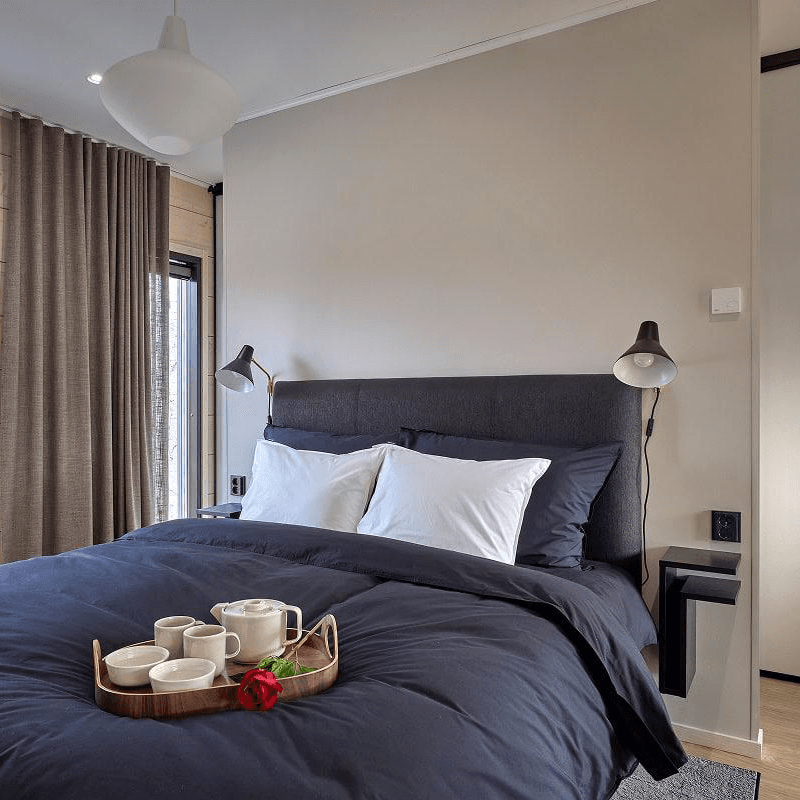 Makuuhuone Kastellin hirsiasunnosta esiintyy tilavana ja käytännöllisenä ja beigeväliset seinät täydentää hyvin hirsitalon tunnelmaa. Isot ikkunat luo arvokkuutta ja tilantuntua.