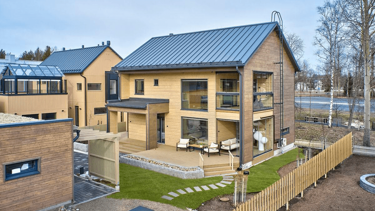 <p data-block-key="5oug7">Hirsirakenteisessa kohteessa yhdistyvät luonnonläheinen materiaali ja moderni design – suuret läpitalon ikkunat tuovat valoa ja vahvistavat yhteyttä ympäröivään luontoon.</p>