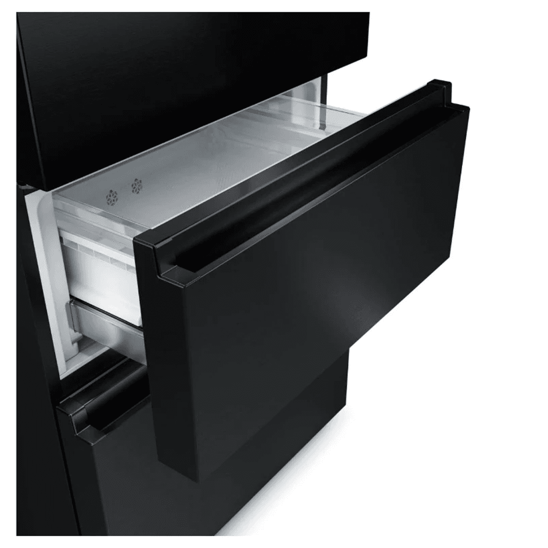 <p data-block-key="v6sq2">Jääkaappi alalaatikoilla on harvinaisempi ratkaisu, ja se kannattaa hyödyntää keittiön suunnittelussa: laatikoista saat vihanneksille ja juomille oman “nopean ottoalueen” ilman, että koko jääkaapin ovi on auki pitkään. Hisence jääkaappi, Power. (Kuva Power)</p>