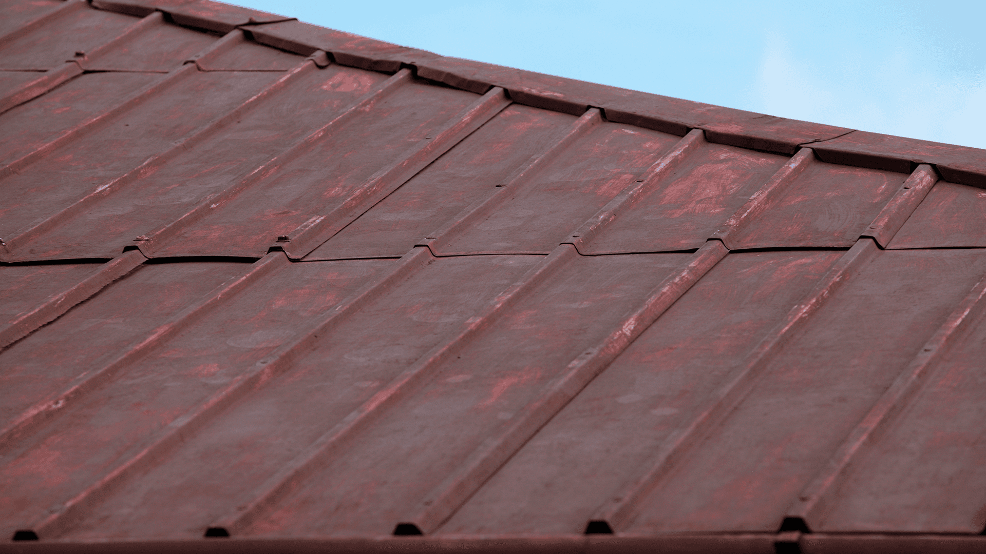 <p data-block-key="5ma9m">Huonokuntoista kattia ei kannata maalata. Uusi pinta ei tule pysymään montaakaan vuotta. (kuva Adobe Stock)</p>