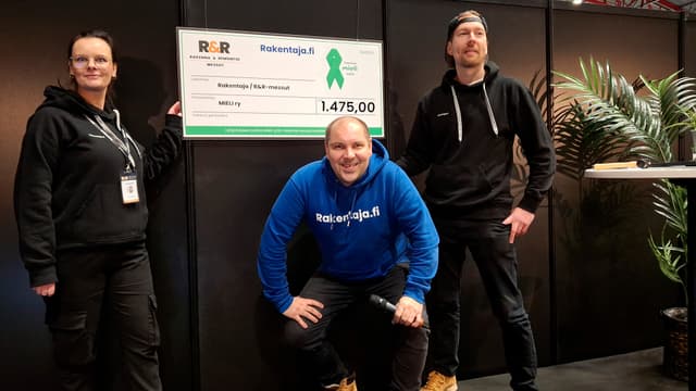 Heidi Uusitalo, Perttu Sirviö ja Jussi Ruotsalainen lahjoitus-shekin edessä