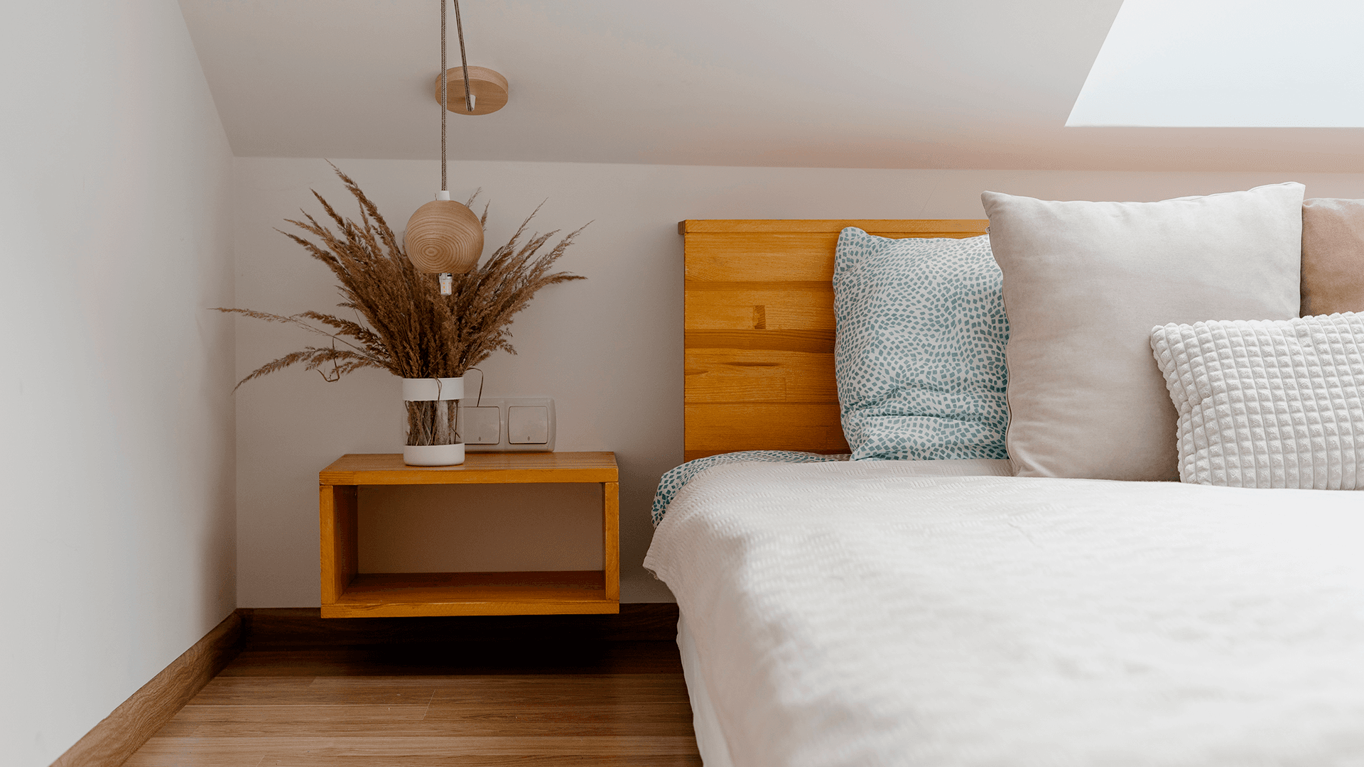 Näin sisustat pienen makuuhuoneen – käytännön ratkaisuja ja trendejä