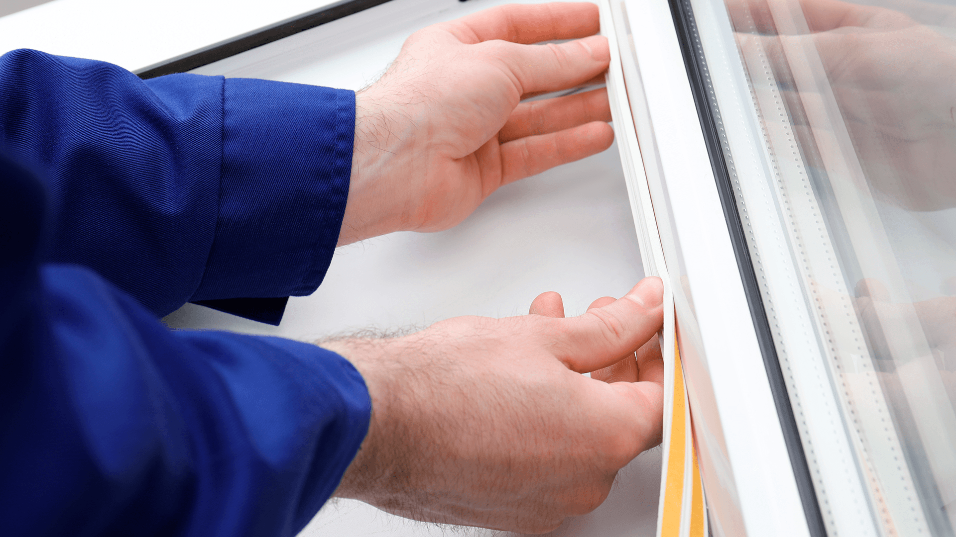 <p data-block-key="tuelh">Tiivistäminen onnistuu siististi, kun pinta puhdistetaan huolellisesti ja tiiviste painetaan paikoilleen koko matkalta, myös kulmista. (Kuva Adobe Stock)</p>