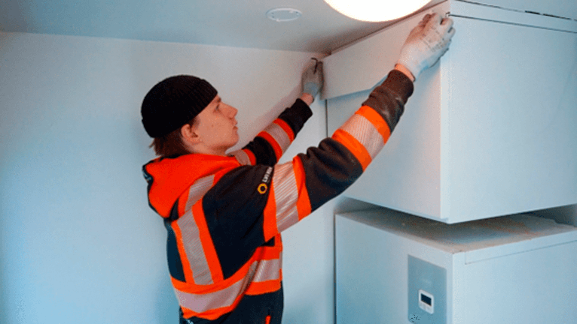 <p data-block-key="5j7wv">LVI Kempin työntekijät ovat tottuneet asentamaan Valloxin koneita, joten vanhan koneen poisto ja uuden asennus sujui nopeasti ja asiantuntevasti. (Kuva Vallox Oy)</p>