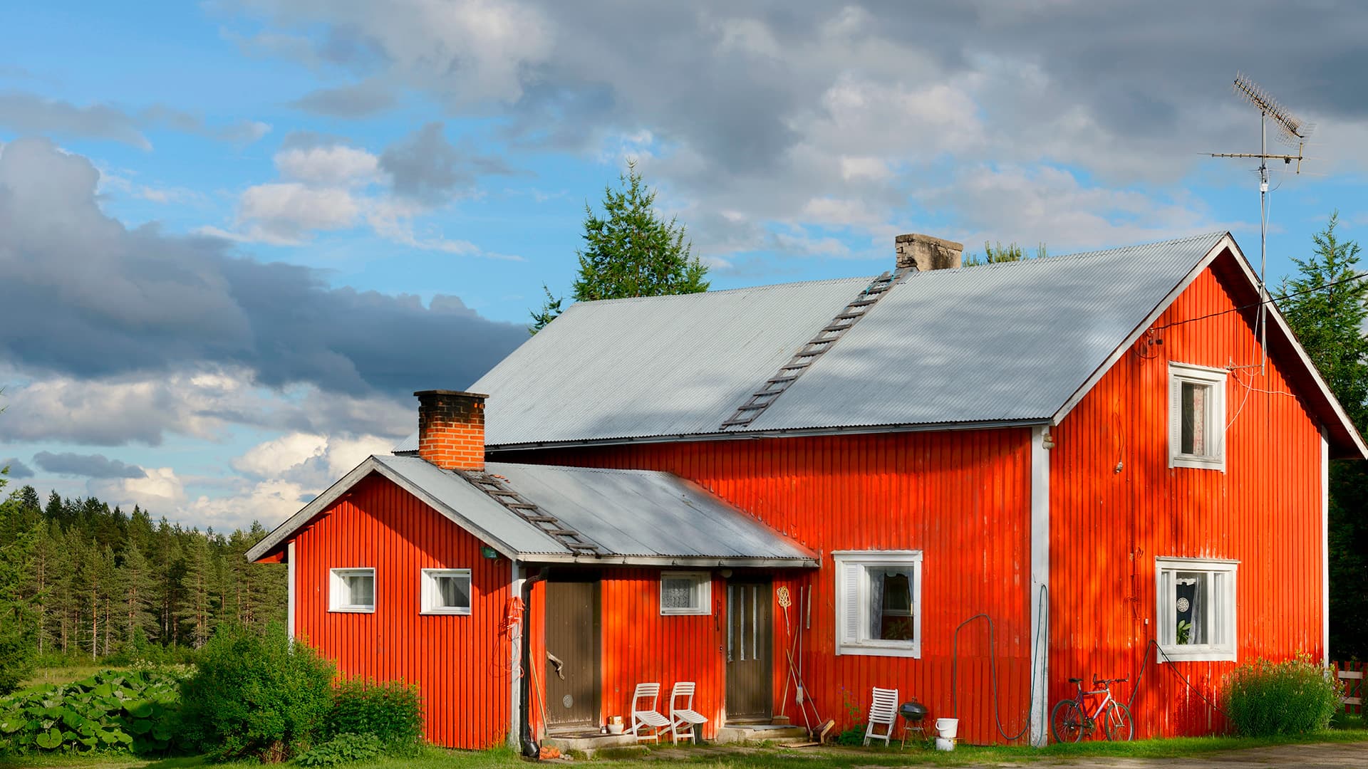 punainen rintamakiestalo kesäisellä kukkulalla