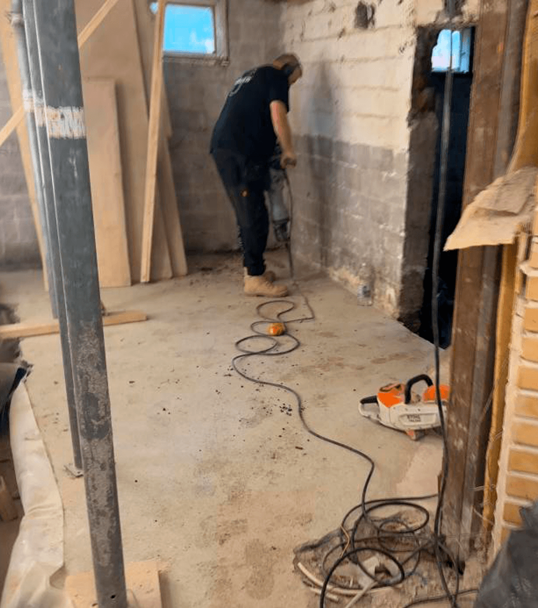 <p data-block-key="1mzjj">Myös Viljan isä osallistui talkoisiin. (Kuva Vilja Schepel)</p>