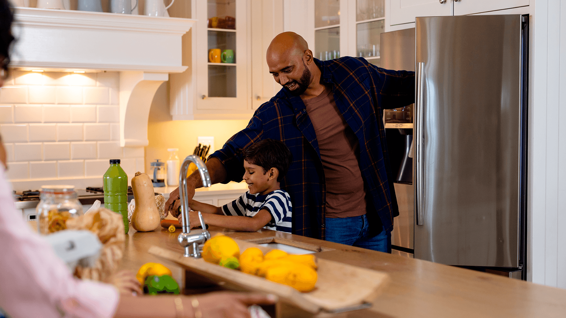 <p data-block-key="w2a2y">Jääkaapin viereen kannattaa jättää selkeä laskutila, jotta ostokset saa purettua heti. (Kuva Adobe Stock)</p>