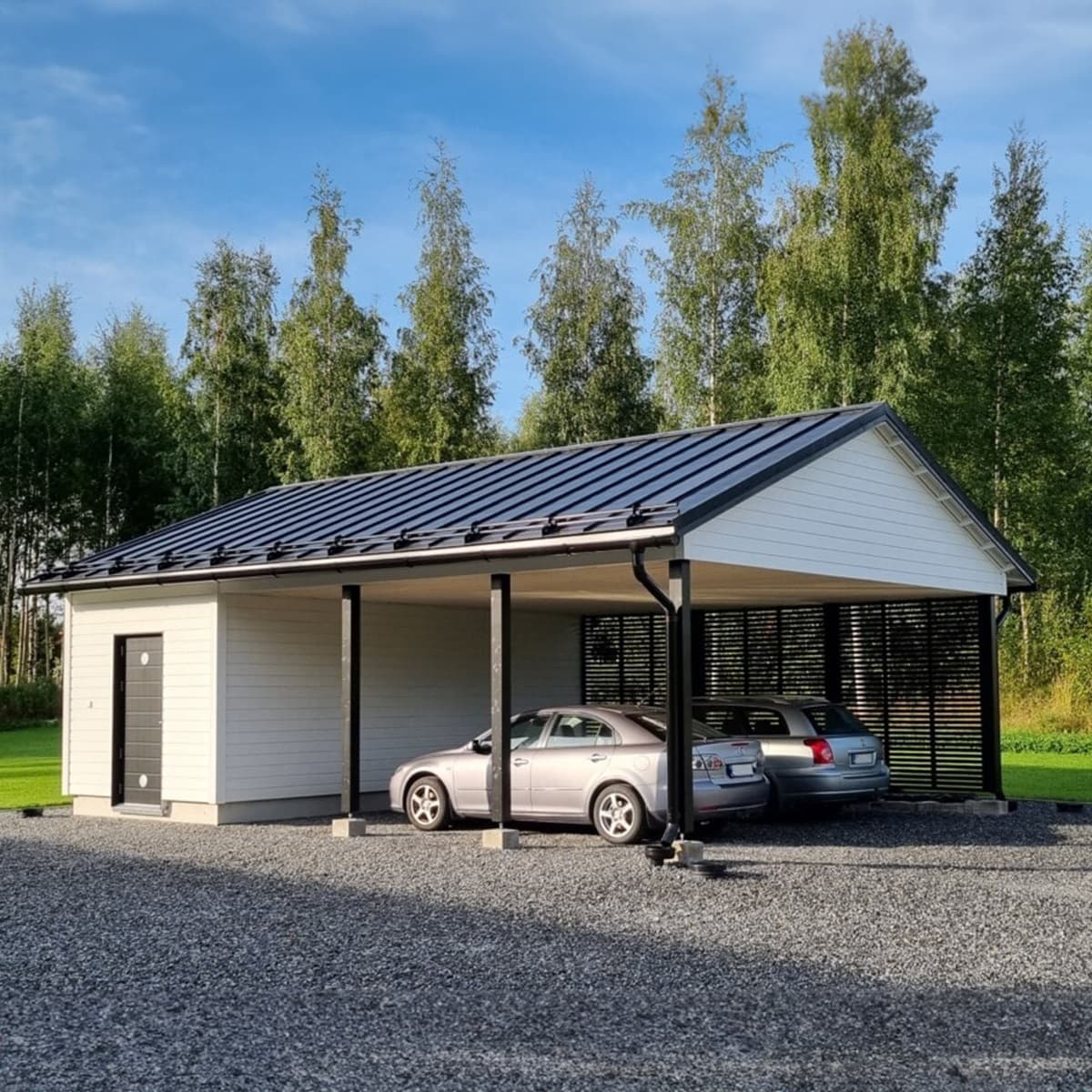 <p data-block-key="46x2g">Käytännöllinen autokatos yhdistää kahden auton katosratkaisun ja tilavan varaston, joka tuo pihapiiriin lisää järjestystä ja mahdollisuuksia.</p>