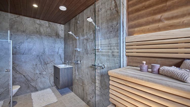 <p data-block-key="ybdd5">Suihkutiloissa näkyvät tämän hetken suosimat spa-henkiset ratkaisut ja harmoninen värimaailma.</p>