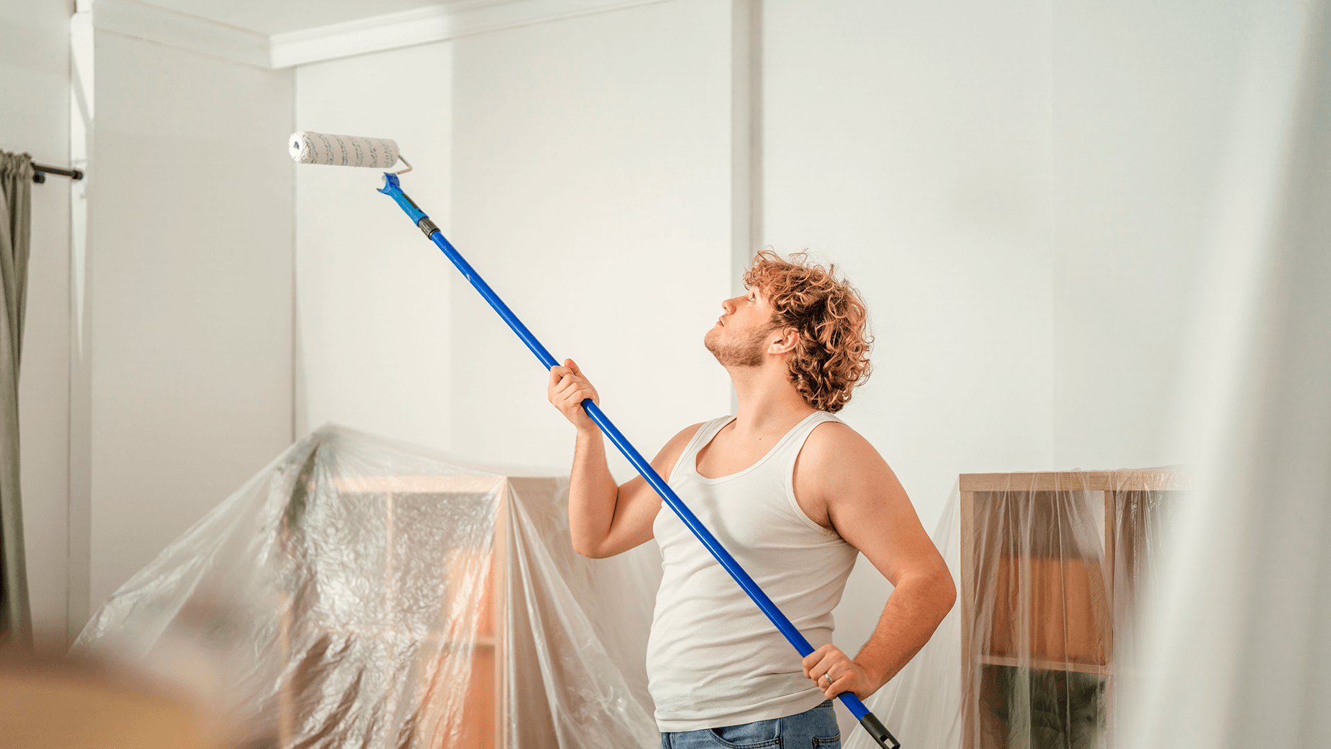 <p data-block-key="4b6m2">Leveä maalaustela ja jatkovarsi helpottavat katon maalaamista ja auttavat pitämään telanvedot tasaisina. (Kuva Adobe Stock)</p>