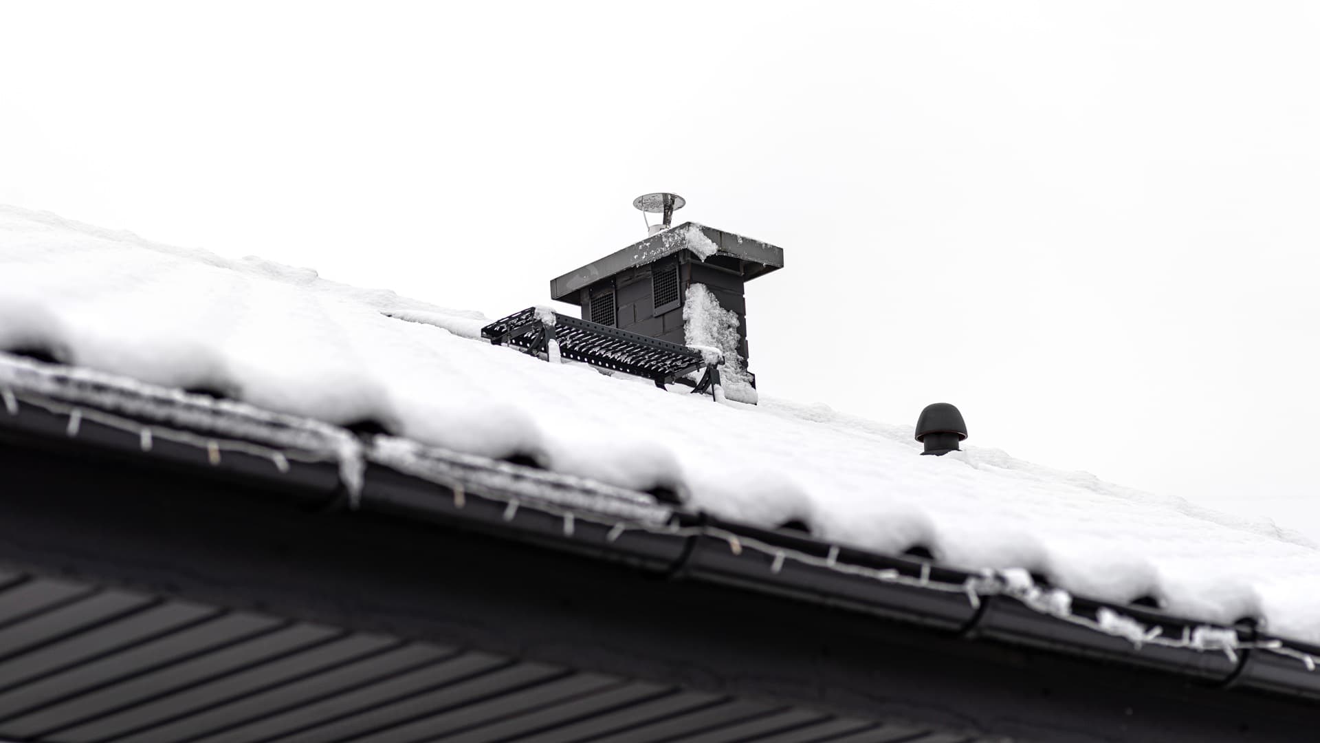 Kattotikkaiden turvallisuus kuntoon: vältä liukastumiset ja täytä CE-vaatimukset