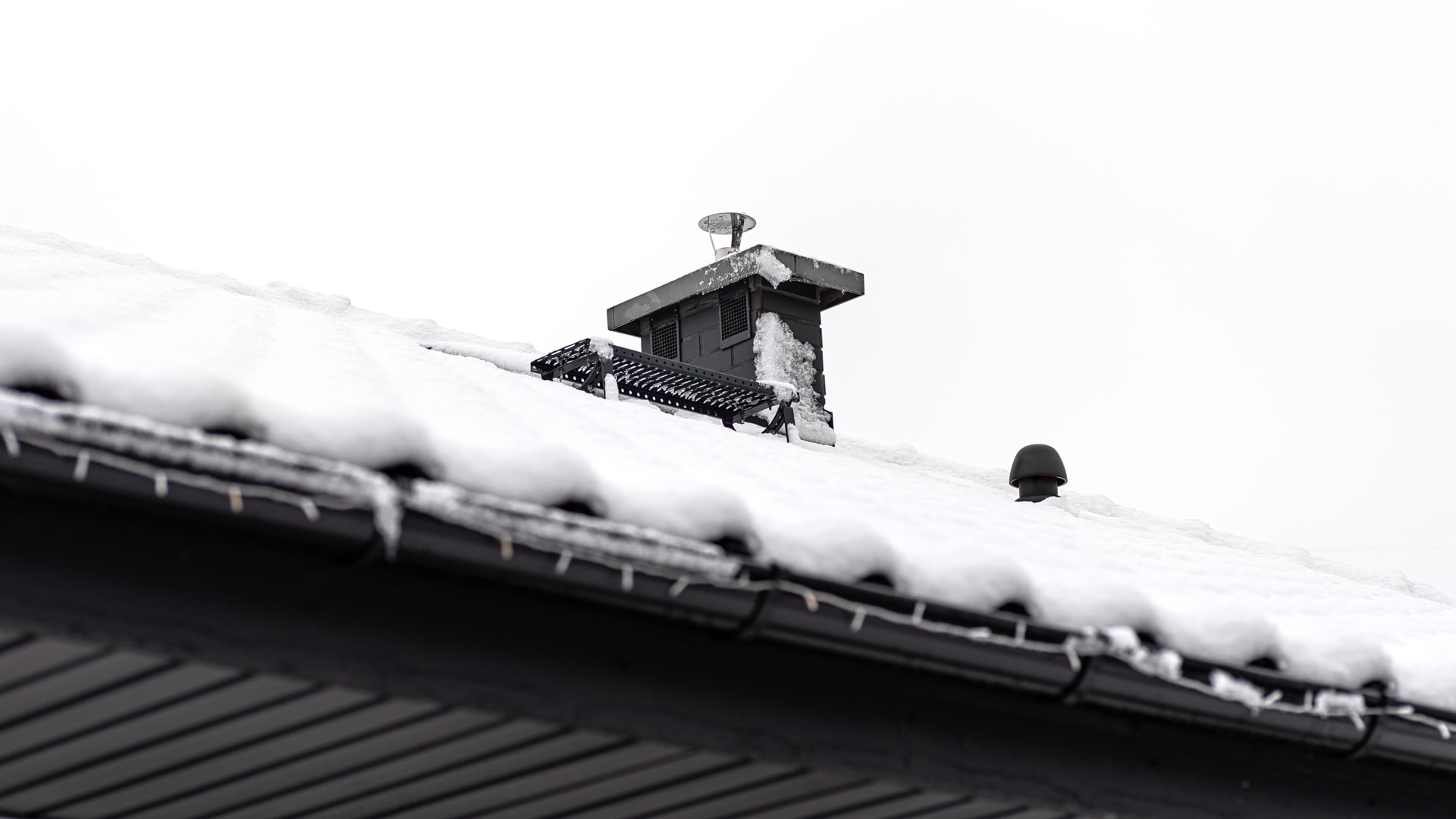 kattoturvatuotteet talon katolla lumen peitossa