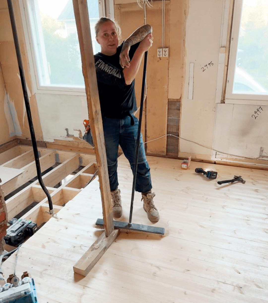 <p data-block-key="qu8b1">Vilja ihailemassa keittiön uutta lattiapintaa. (Kuva David Myers)</p>