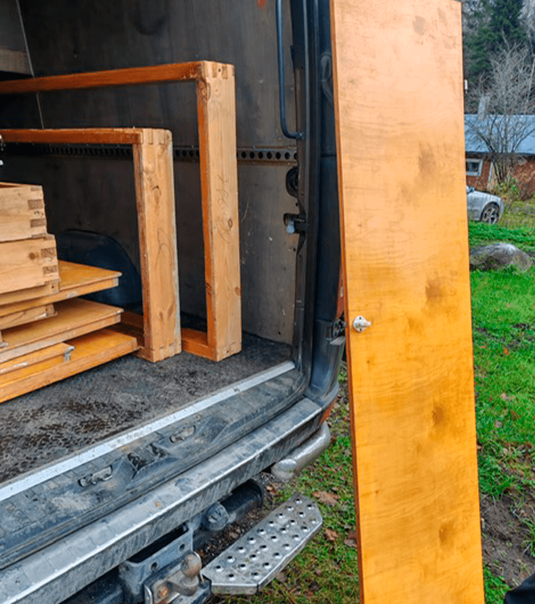 <p data-block-key="btl3m">Yhteistyökumppanin varastosta löytyi juuri ne viiluovet ja karmit, joita taloon oli pitkään etsitty. (Kuva Vilja Schepel)</p>