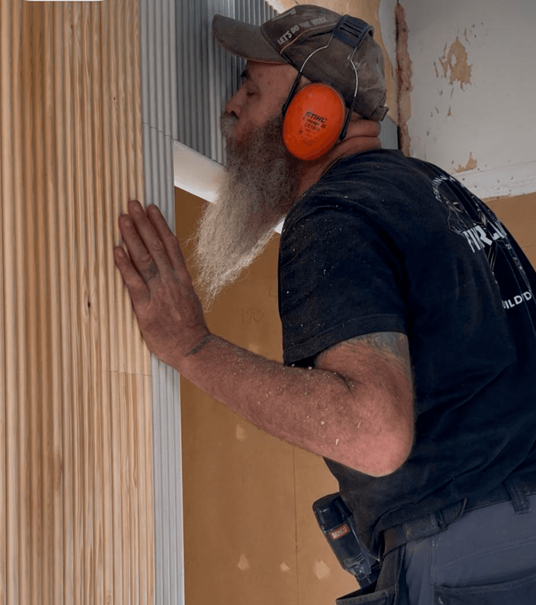 <p data-block-key="unssi">Eteisen sormipaneelit leikattiin jiiriin asti huolellisesti, vaikka materiaali oli peräisin eri lähteistä. Davidkin on sitä mieltä, että nyt tuli hyvä! (Kuva Vilja Schepel)</p>