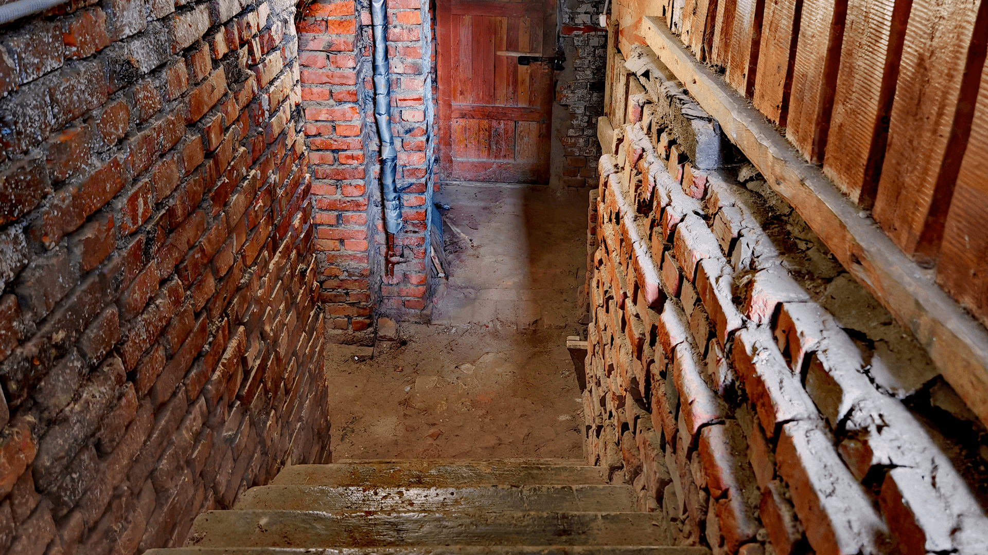 <p data-block-key="cjgvs">Ryömintätilan kosteus nousee keväällä. Tuulettaminen lämpimällä ulkoilmalla voi pahentaa tilannetta, koska lämmin ilma kuljettaa kosteutta viileään tilaan. (Kuvituskuva Adobe Stock)</p>