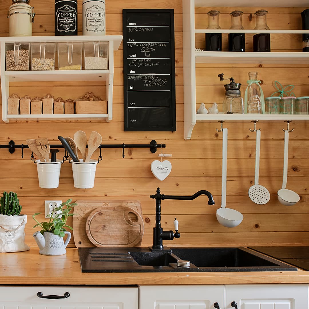 <p data-block-key="piz2c">Ota koukut lisäavuksi keittiössä ja ripusta keittiötavarat siististi seinälle.</p>