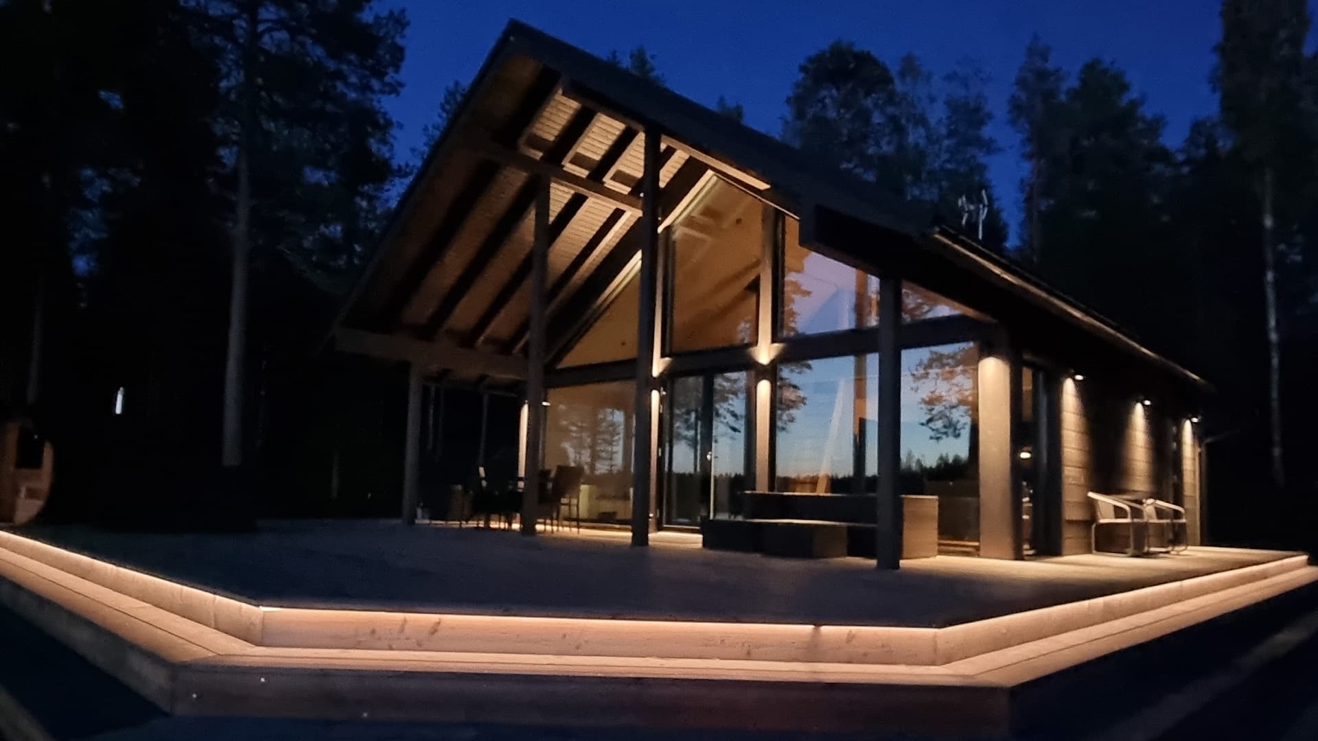 <p data-block-key="w0qgb">Terassi ja ensimmäinen rappunen valaistu tuomaan turvallisuutta kulkuun.</p>