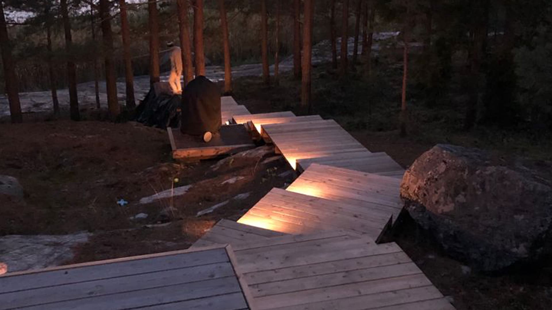 <p data-block-key="w0qgb">Puolikuu-spottisarja pihaportaikossa. Pienikin määrä valoa riittää.</p>