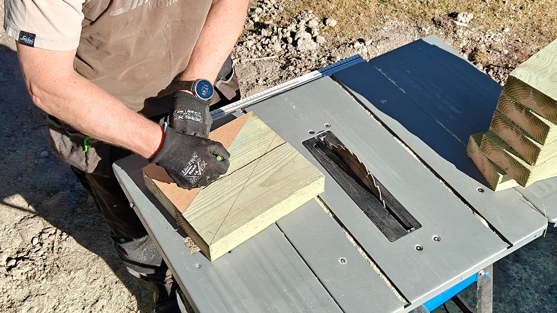 <p data-block-key="i9fr7">Leveämmän ja kalliimman lankun sijaan reisipuut tehtiin 48×123 mm:n puutavarasta. Nousuun tarvittava muoto koottiin kahdesta sopivaksi leikatusta palasta. Pöytäsahaa käytettiin tässä työvaiheessa työpöytänä.</p>