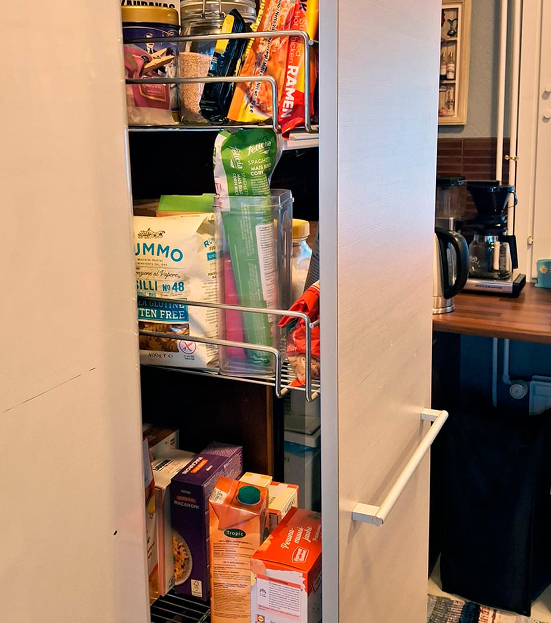 <p data-block-key="k325f">Korkea apteekkarinkaappi kerää helposti paljon tavaraa. Täyteen kuormattuna se voi muuttua raskaaksi käyttää, etenkin jos mekanismi on heikkolaatuinen.</p>