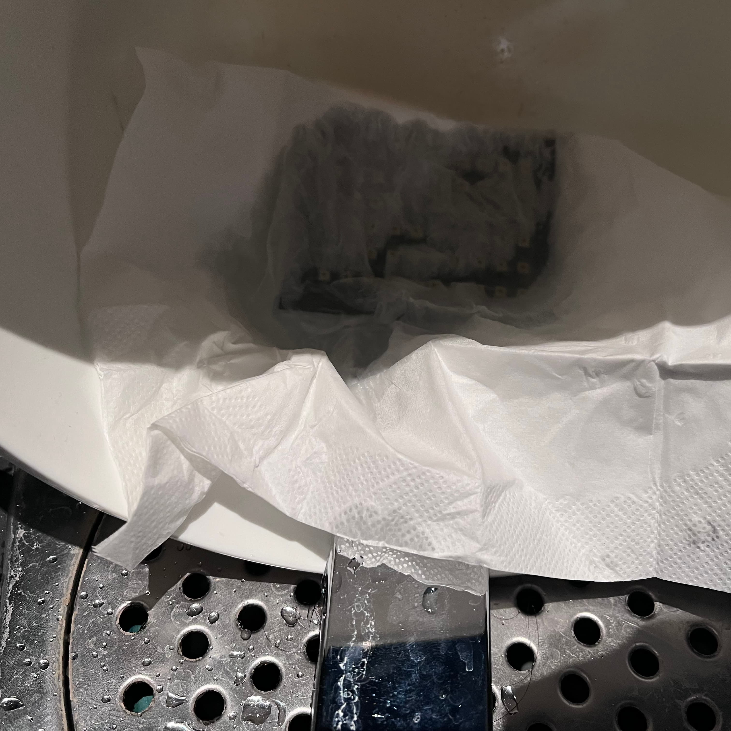 <p data-block-key="1skdu">Etikkaa kaadettiin suihkupään päälle niin, että kalkkikohdat kostuivat kauttaaltaan. Vaikutusaika oli kolme tuntia.</p>