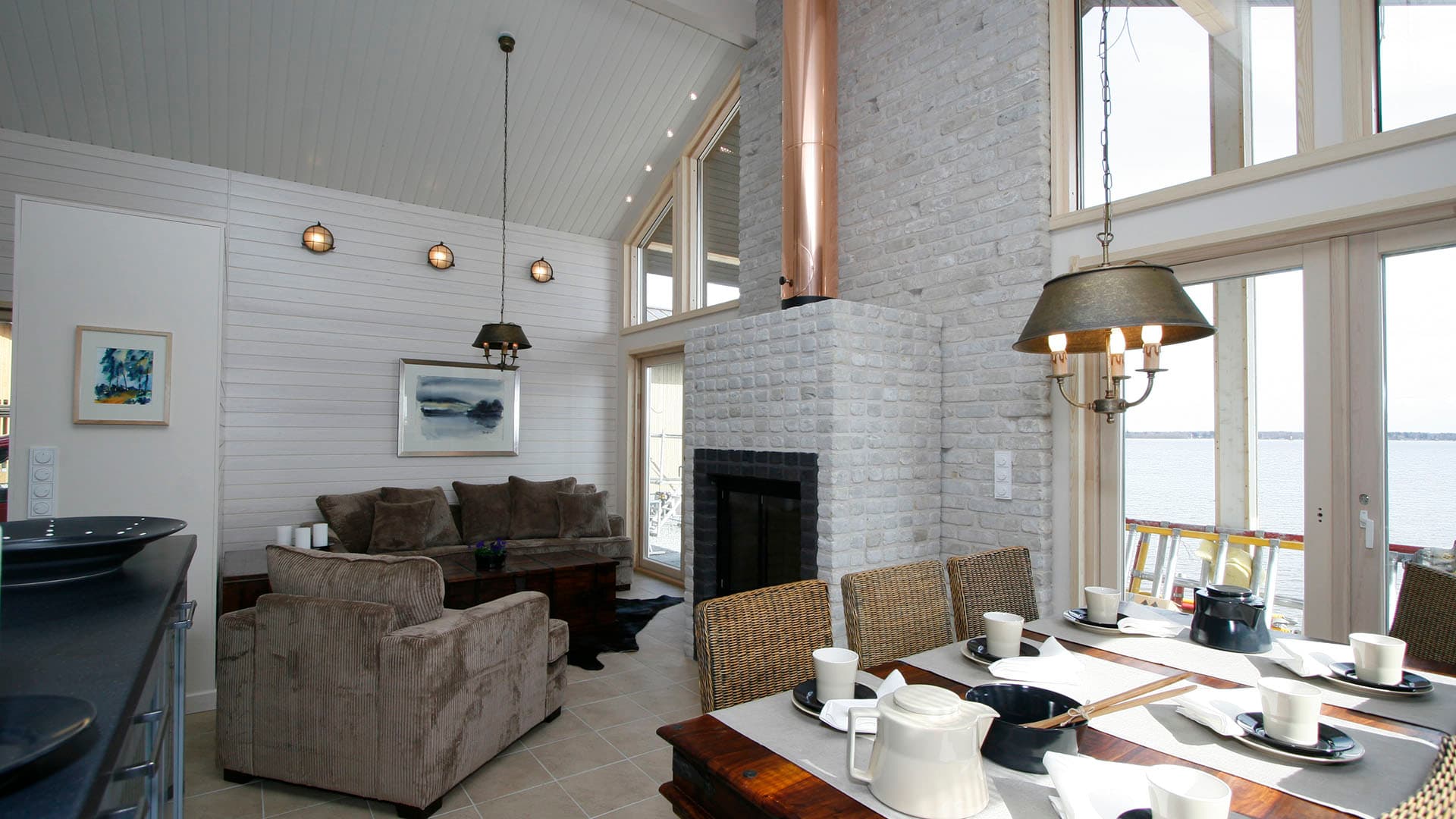 loma-asuntomessut reposaari 2008 Kastelli Eikka-mökki oleskelutilat ruokatilan suunnalta