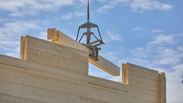 Hirttä nostetaan katolle talopakettitoimituksessa